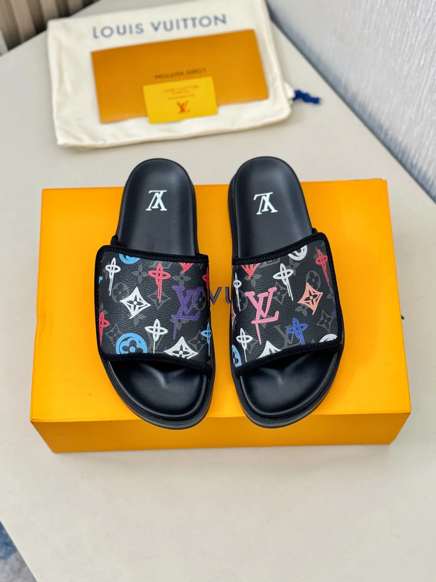 [L Home] P: 340💰Size: 38-45 Top purchasing agent lv men's summer slippers, classic presbyopia with Velcro, soft real leather lining, unique color splicing effect, distinctive personality, fashionable and trendy essential style, light and comfortable. Lightweight and tough rubber insole, micro ridged foam outsole, super comfortable!